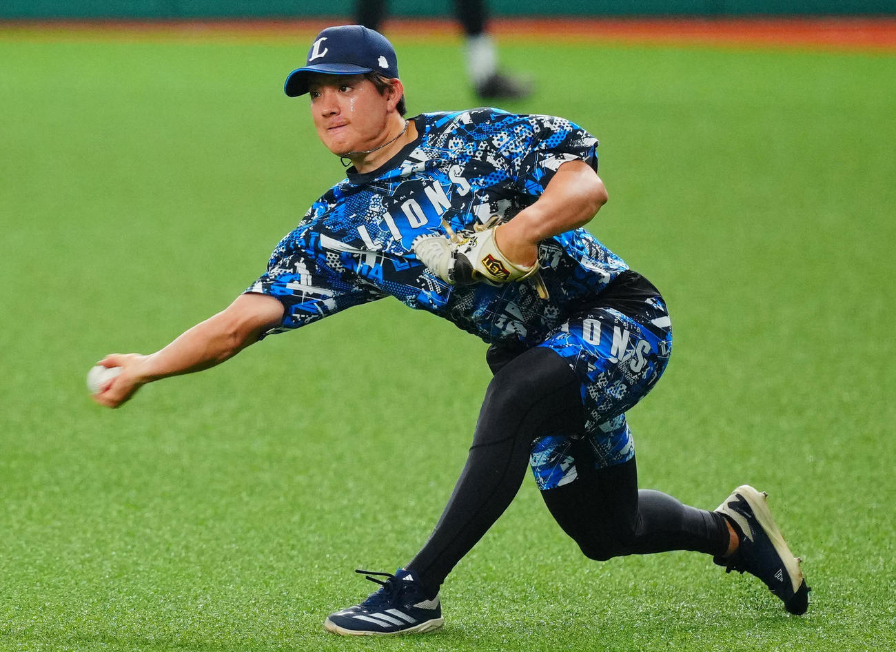 西武対中日　試合前練習に臨む西武与座（撮影・垰建太）