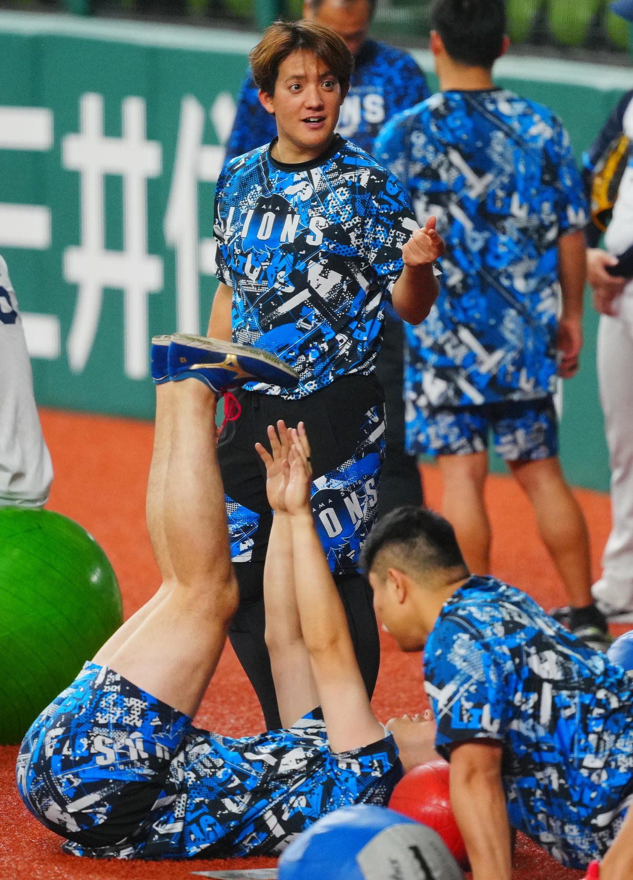 西武対中日　試合前リラックスした表情の西武与座（中央）（撮影・垰建太）