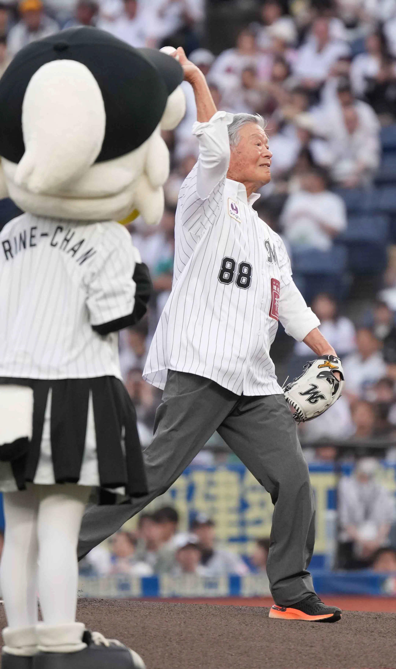 ロッテ対ヤクルト　始球式に臨む川淵氏（撮影・小沢裕）