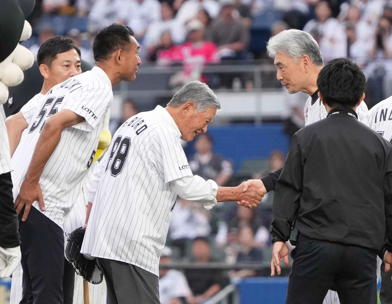 ロッテ対ヤクルト　始球式を終えた川淵氏はロッテ吉井監督と握手する（撮影・小沢裕）