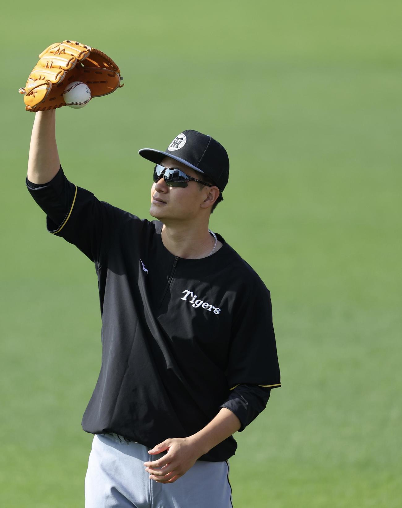 楽天対阪神　試合前、練習に臨む阪神大竹（撮影・河田真司）