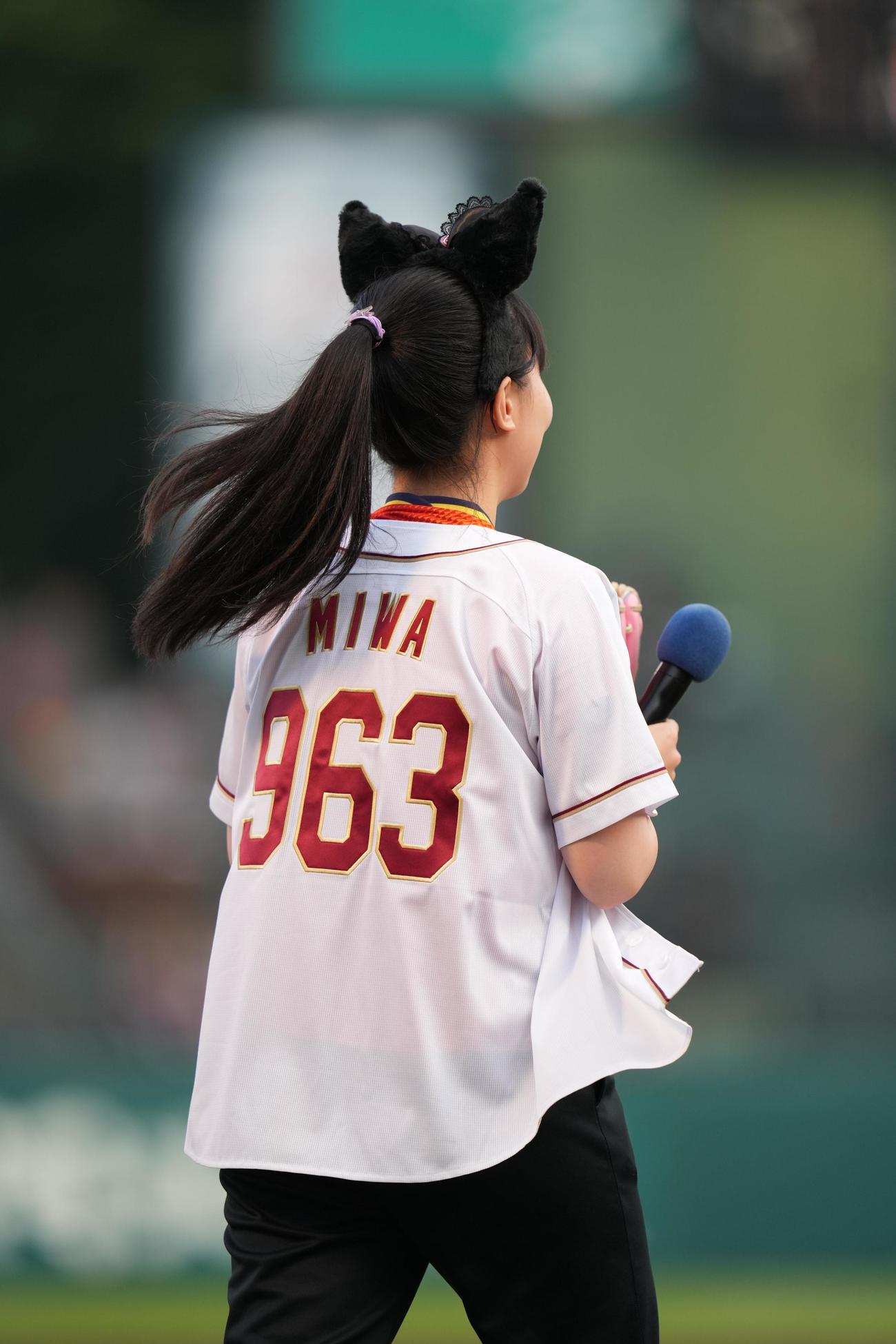 楽天対阪神　セレモニアルピッチに登場した卓球の張本美和（撮影・井上学)