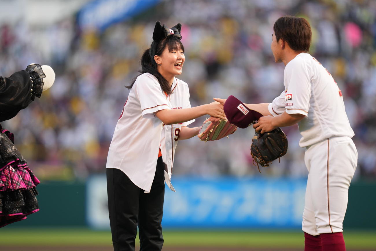 楽天対阪神　セレモニアルピッチに登場した卓球の張本美和（撮影・井上学)