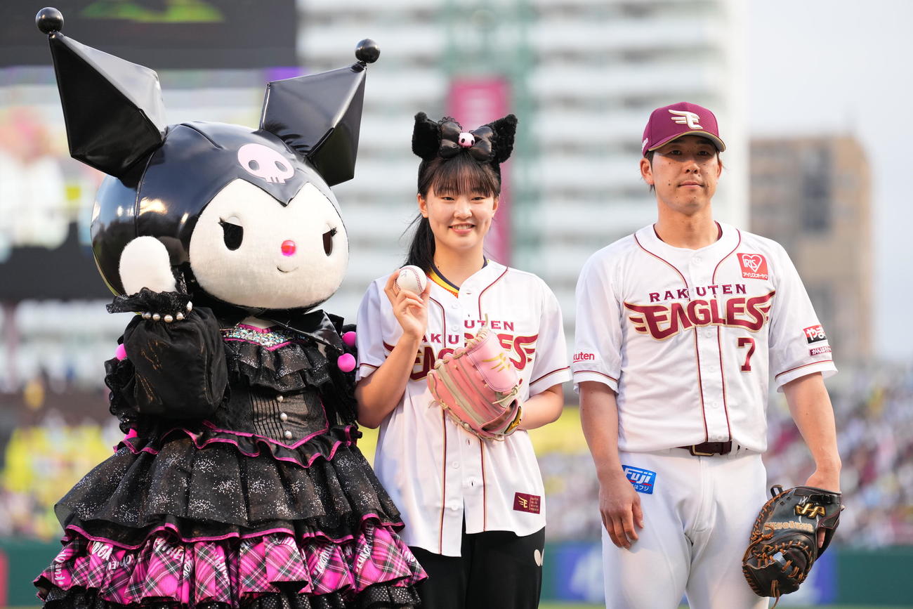 楽天対阪神　セレモニアルピッチに登場した卓球の張本美和（左）。右は鈴木（撮影・井上学)