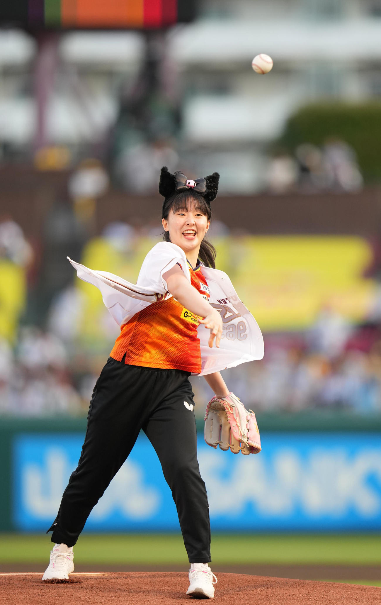 楽天対阪神　セレモニアルピッチに登場した卓球の張本美和（撮影・井上学)
