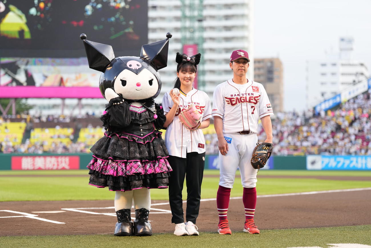 楽天対阪神　セレモニアルピッチに登場した卓球の張本美和（左）。右は鈴木（撮影・井上学)