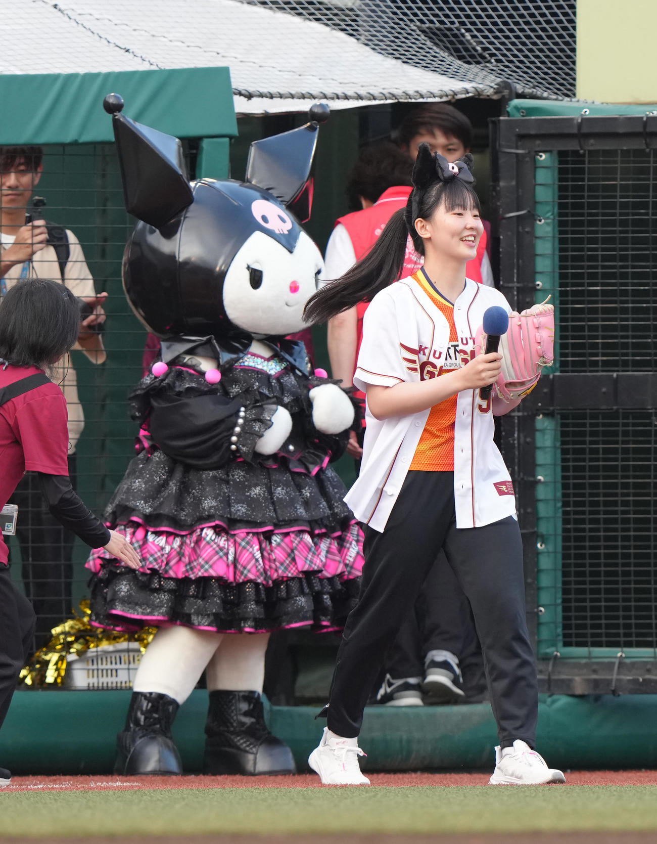 楽天対阪神　始球式を前にあいさつする卓球の張本美和。左はクロミちゃん（撮影・足立雅史）