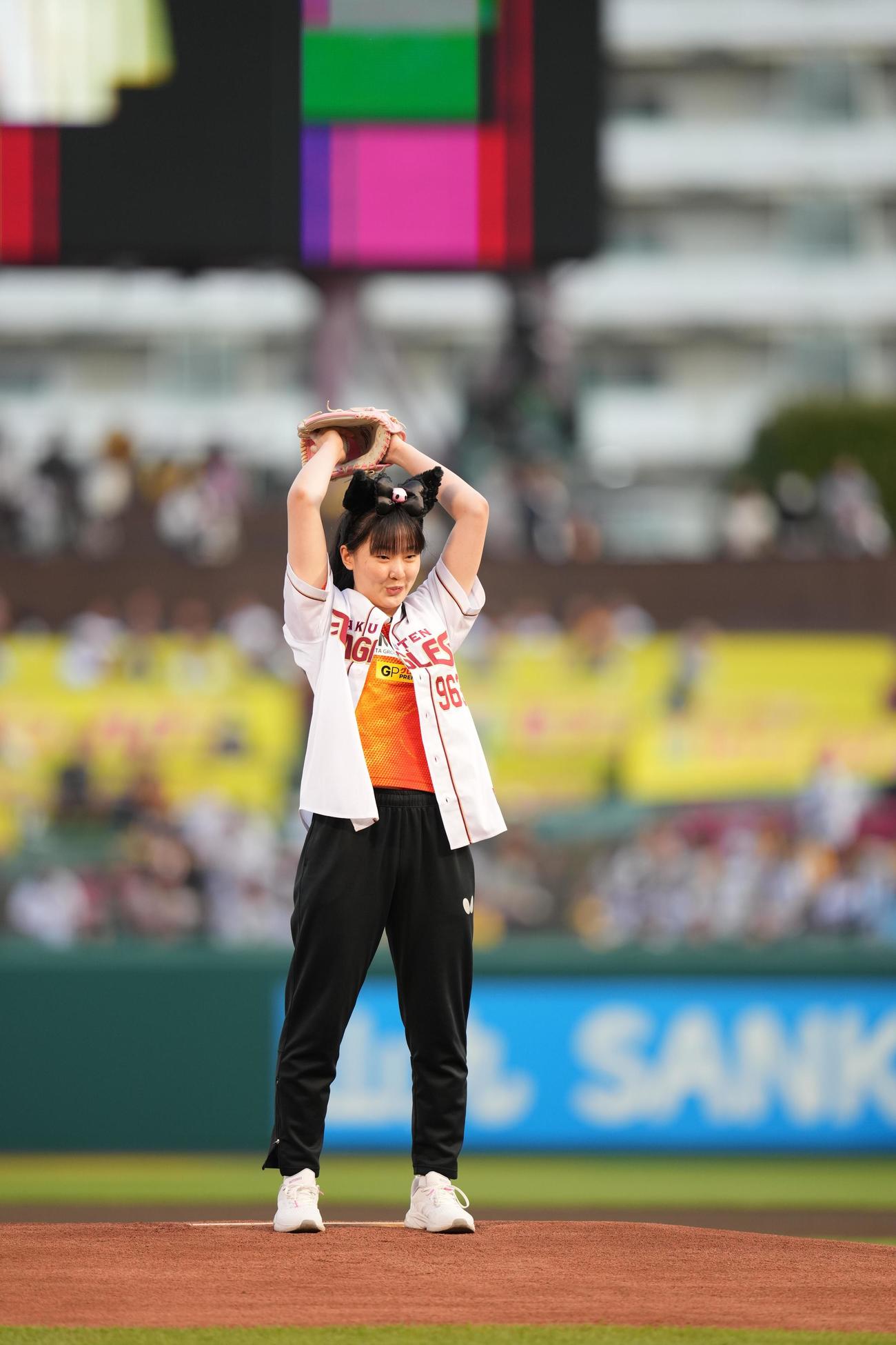 楽天対阪神　セレモニアルピッチに登場した卓球の張本美和（撮影・井上学)