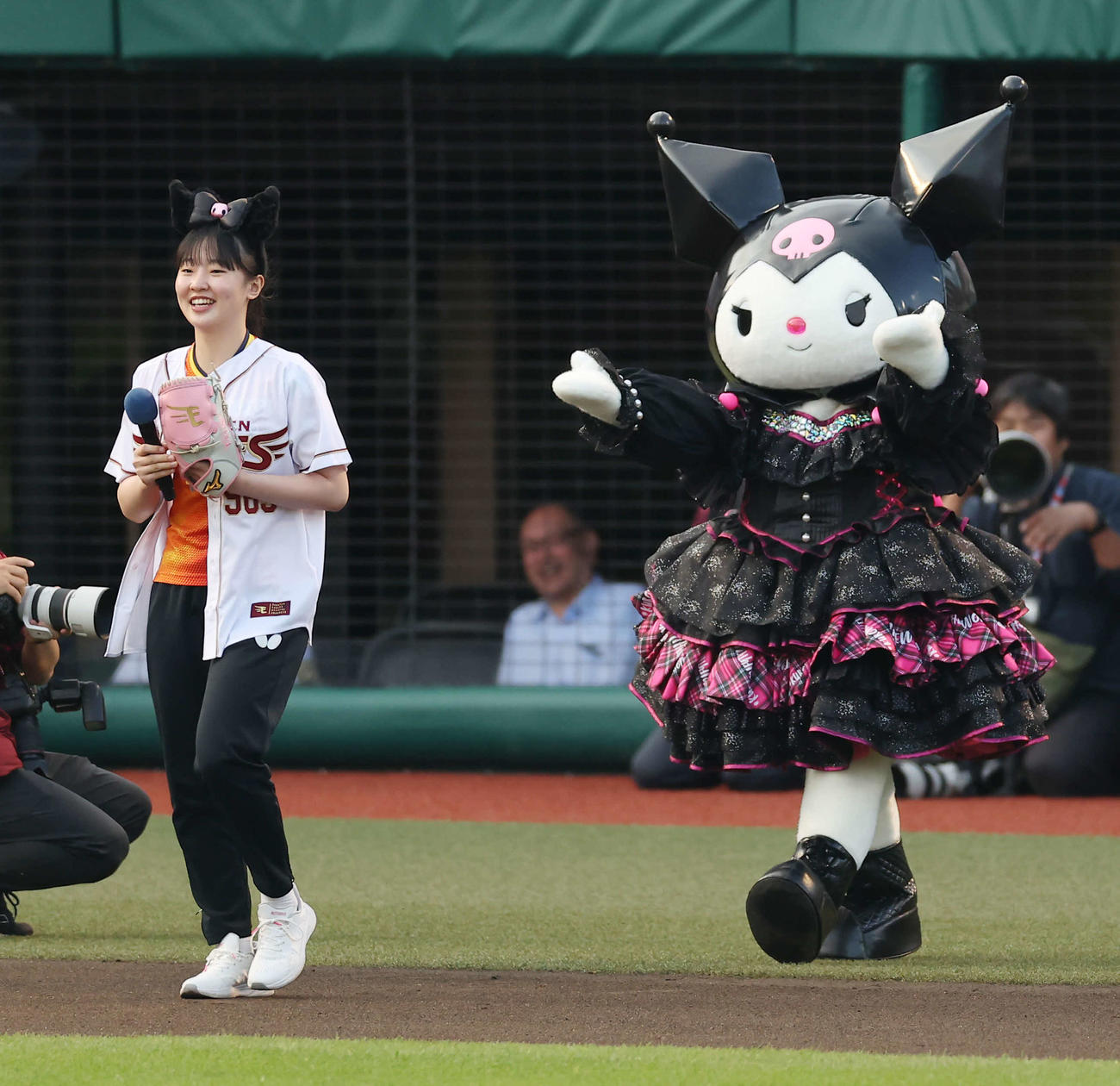 楽天対阪神　試合前、セレモニアルピッチを務める張本美和（左）とクロミ（撮影・河田真司）