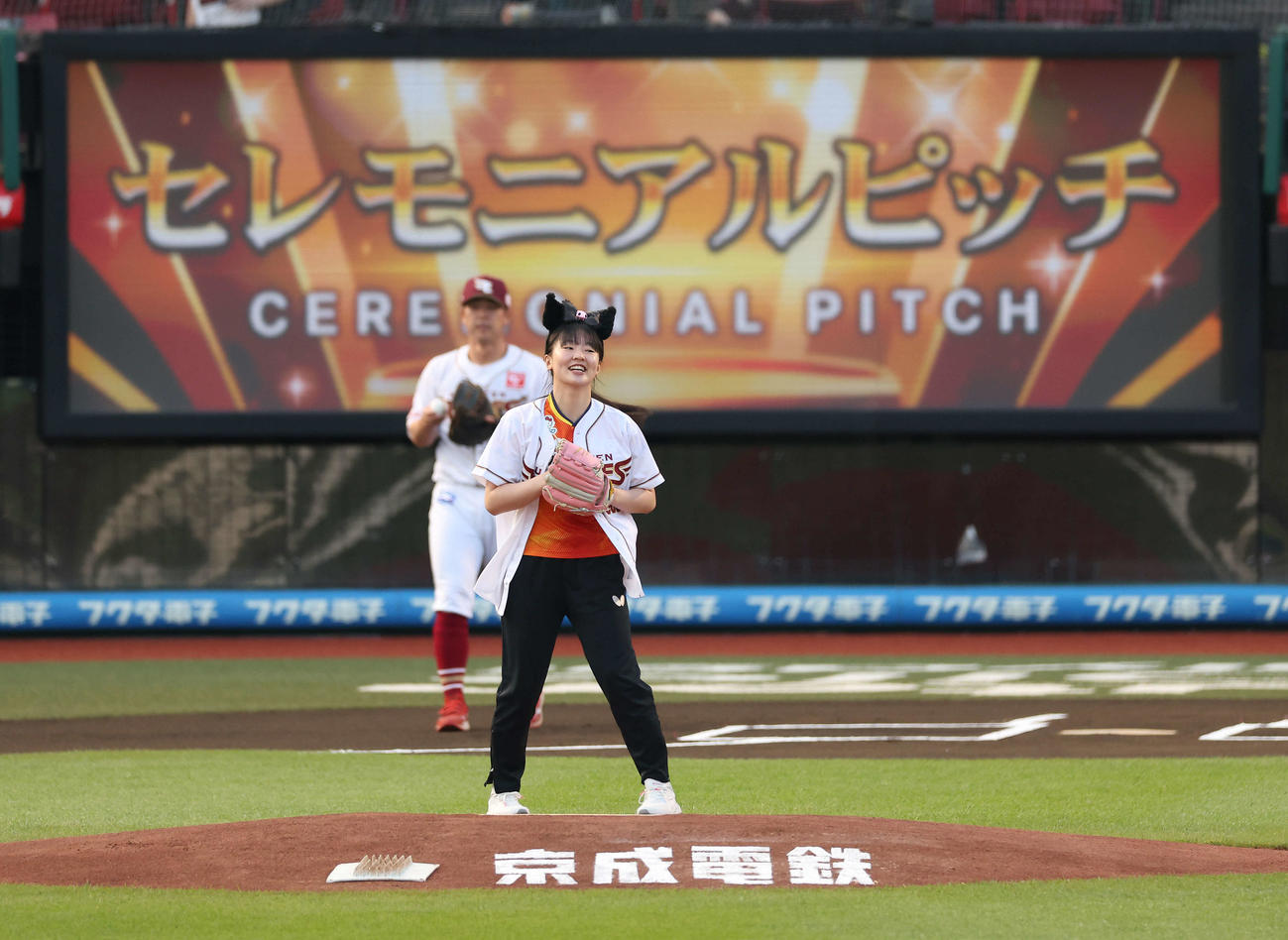 楽天対阪神　試合前、セレモニアルピッチを務める張本美和（撮影・河田真司）