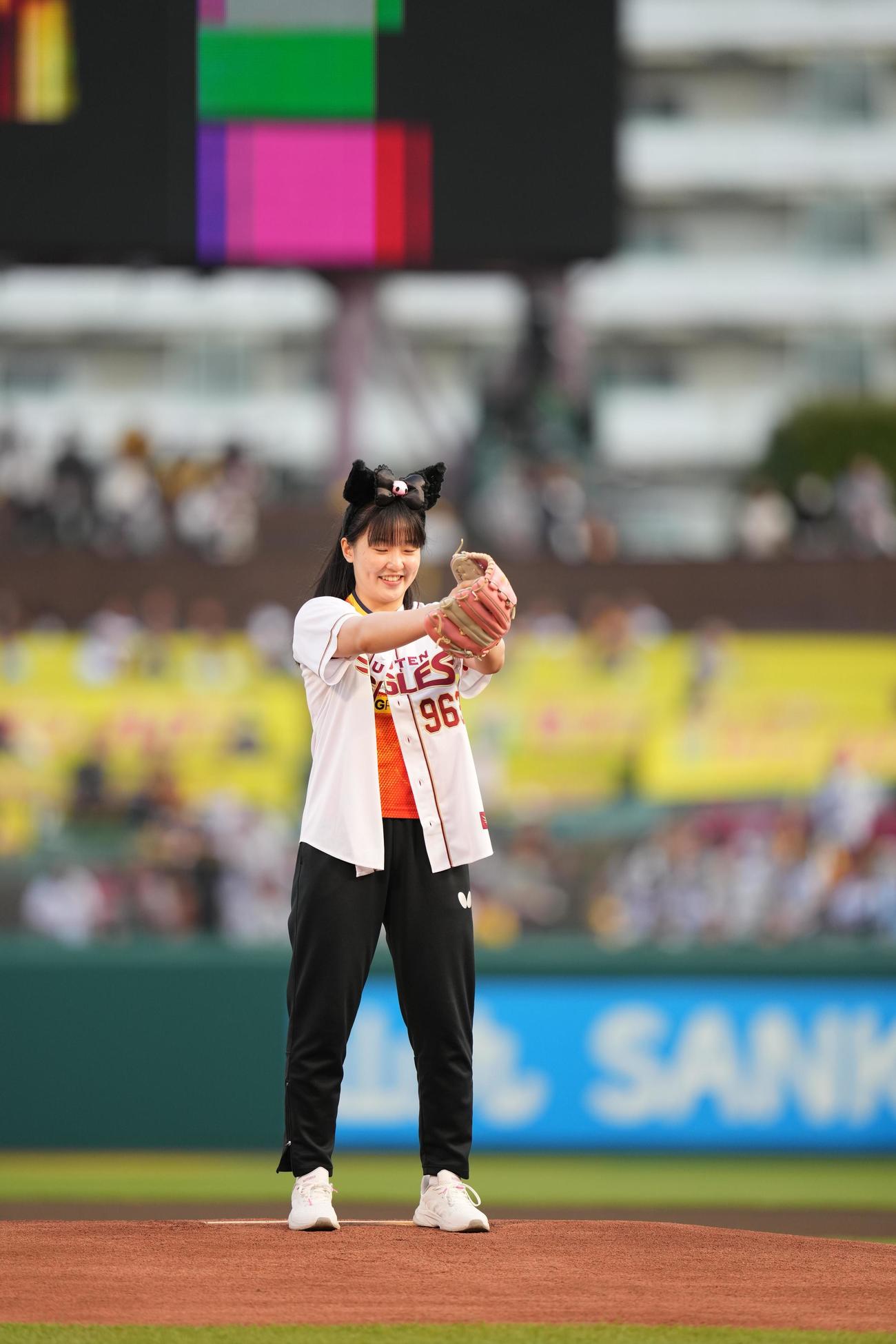 楽天対阪神　セレモニアルピッチに登場した卓球の張本美和（撮影・井上学)