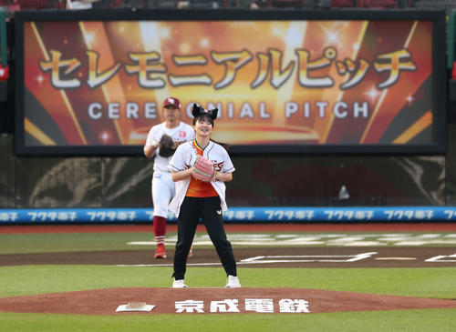 楽天】パリ五輪団体銀の張本美和が初のセレモニアルピッチ「卓球の試合