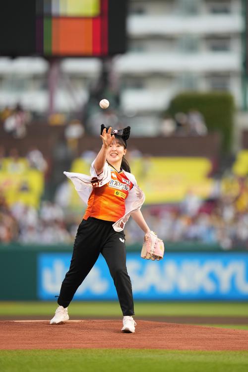 楽天】パリ五輪団体銀の張本美和が初のセレモニアルピッチ「卓球の試合