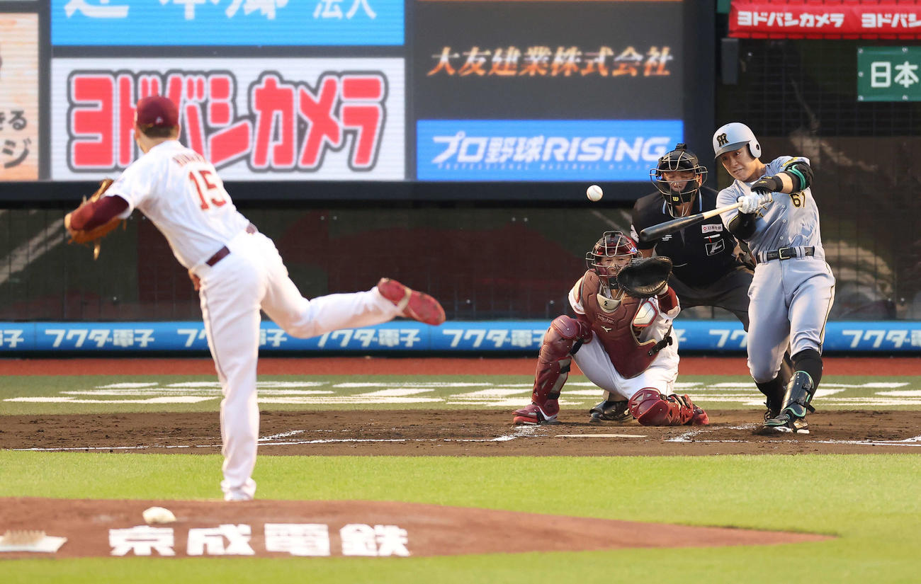 楽天対阪神　2回表阪神2死一、二塁、中前打を放つ豊田。投手ハワード（撮影・河田真司）