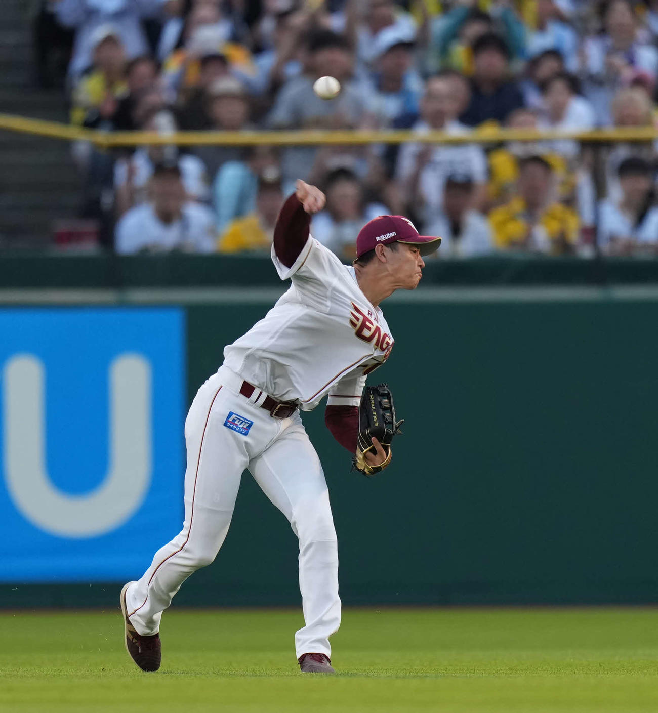 楽天対阪神　2回表阪神2死一、二塁、本塁に好返球する辰己（撮影・井上学）