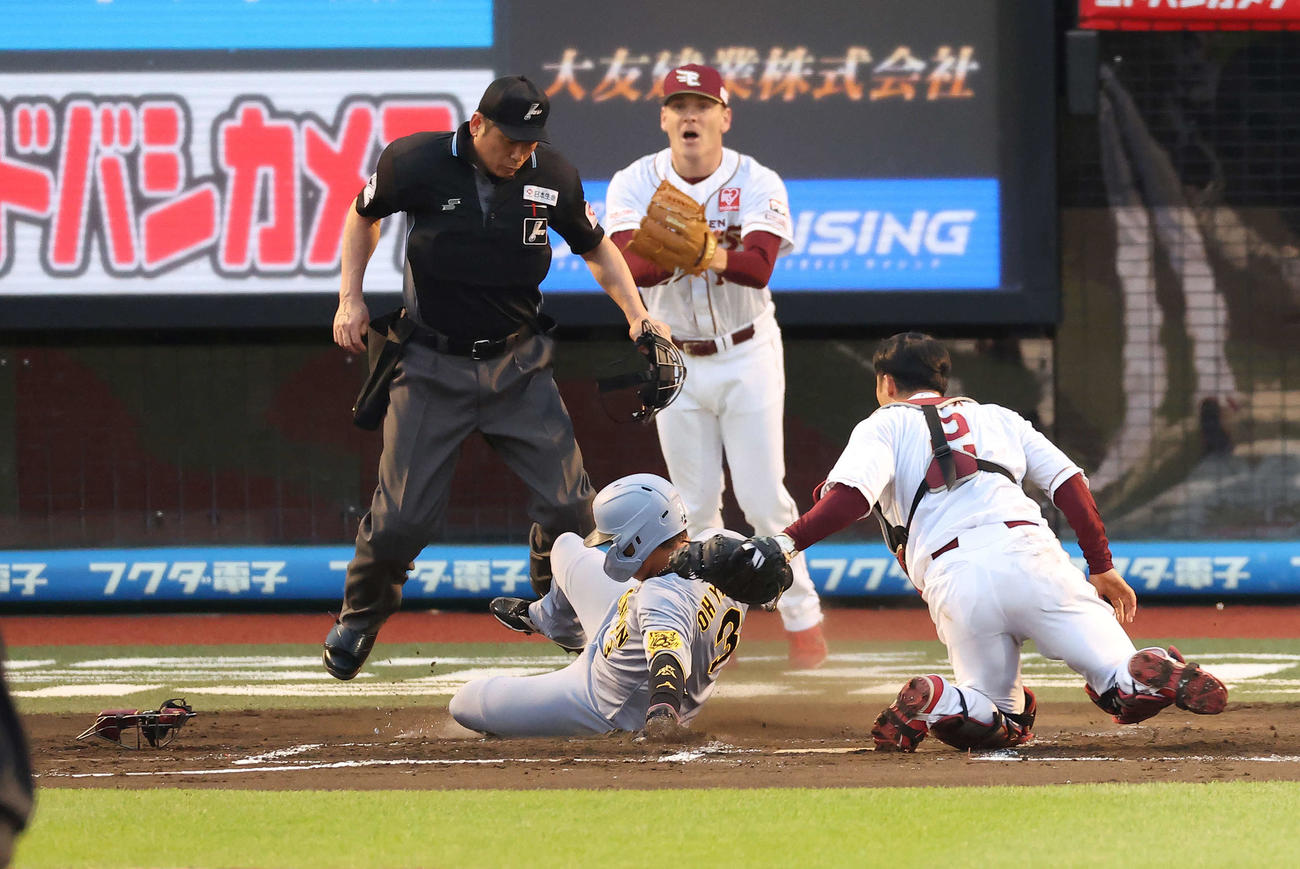 楽天対阪神　2回表阪神2死一、二塁、豊田の中前打から生還を試みるが走塁死する大山。後方はハワード（撮影・河田真司）
