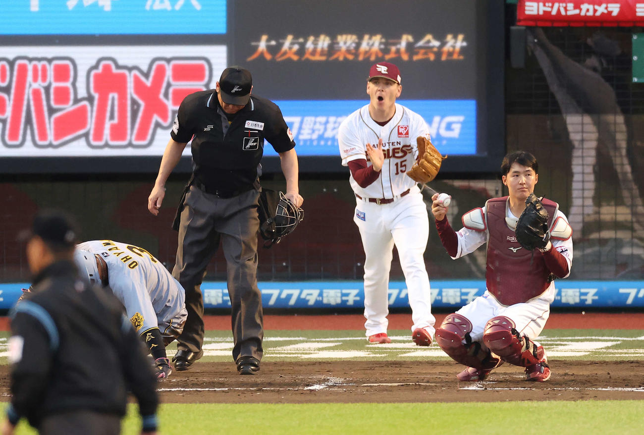 楽天対阪神　2回表阪神2死一、二塁、豊田の中前打から生還を試みるが走塁死する大山。後方はハワード（撮影・河田真司）