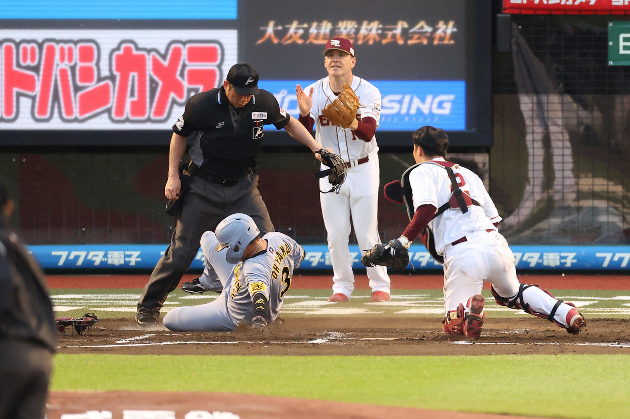 楽天対阪神　2回表阪神2死一、二塁、豊田の中前打から生還を試みるが走塁死する大山。後方はハワード（撮影・河田真司）