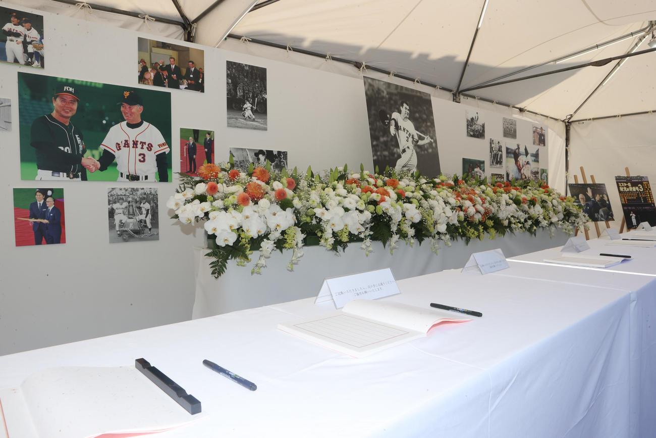 7日、東京ドームに設けられた長嶋茂雄さんを悼む記帳所
