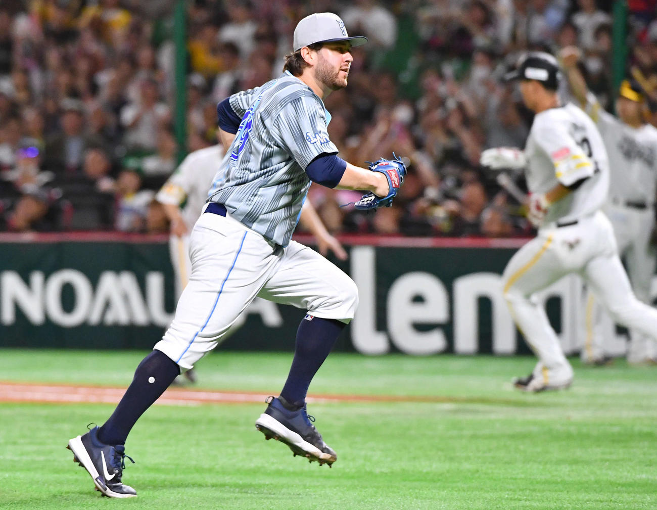 ソフトバンク対DeNA 4回裏ソフトバンク2死二、三塁、秋広（右）に先制の左前2点適時打を打たれたケイ（撮影・岩下翔太）