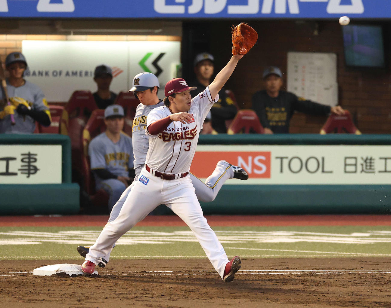 楽天対阪神　3回表阪神1死、遊撃内野安打で出塁する近本（撮影・河田真司）