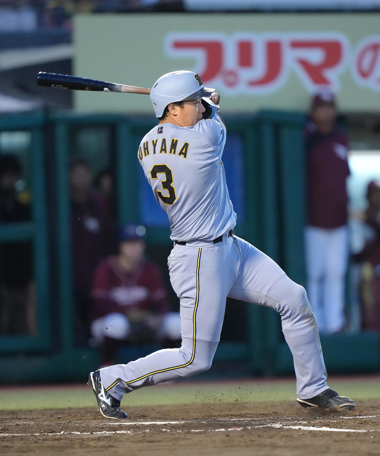 楽天対阪神　3回表阪神2死一、三塁、大山は左前適時打を放つ（撮影・足立雅史）