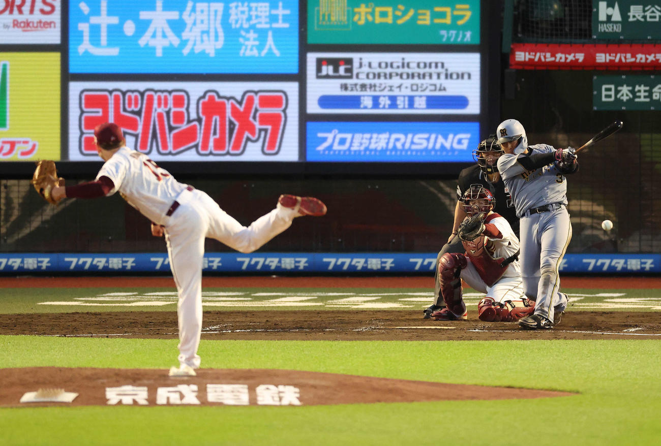 楽天対阪神　3回表阪神2死一、三塁、左前適時打を放つ大山。投手ハワード（撮影・河田真司）