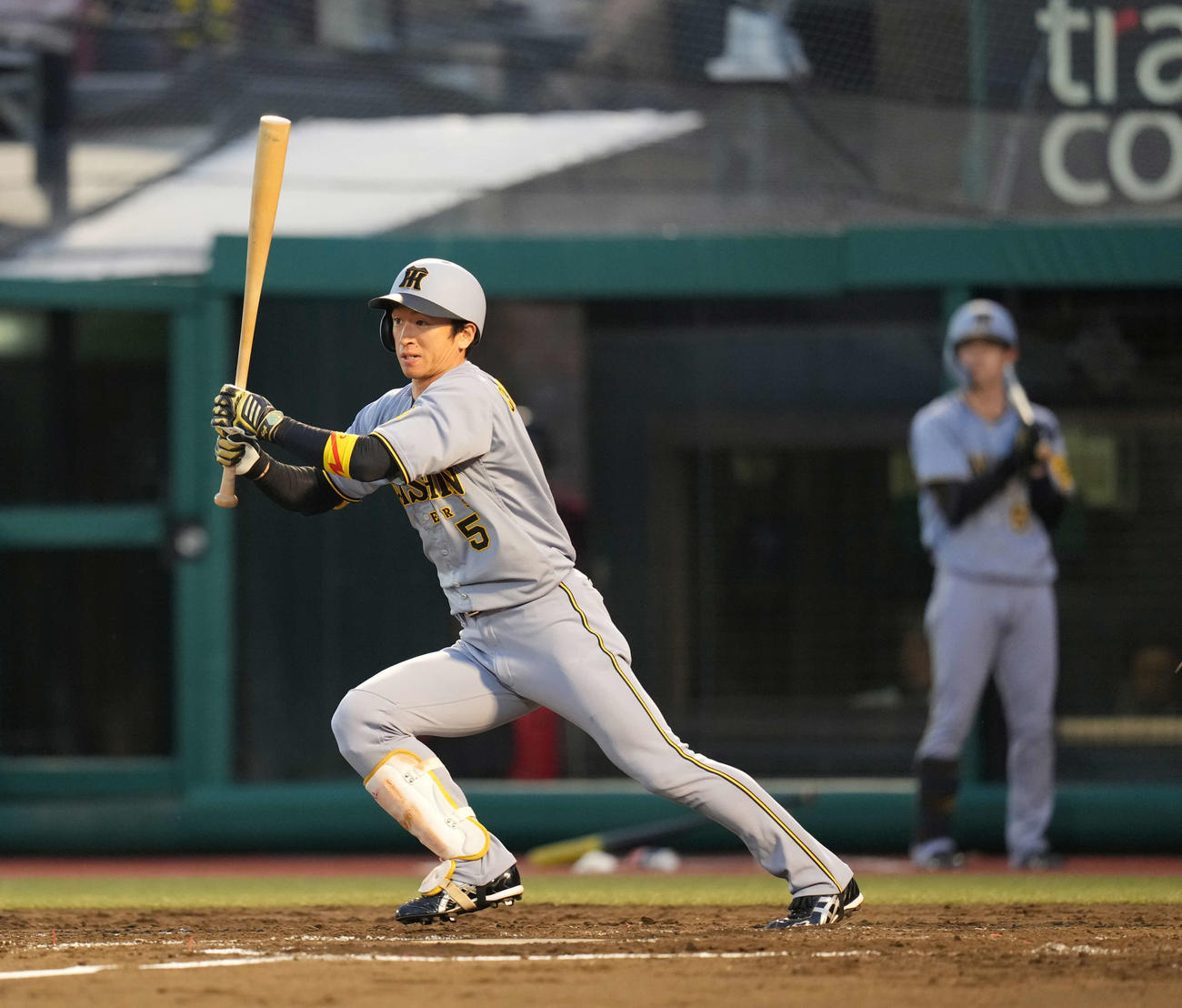 楽天対阪神　3回表阪神1死、遊撃内野安打を放つ近本（撮影・井上学）