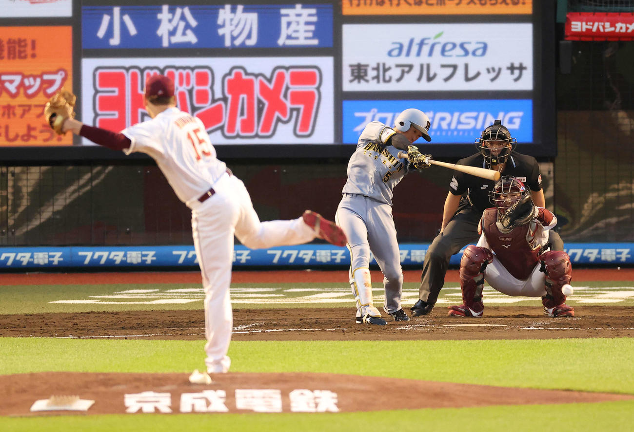 楽天対阪神　3回表阪神1死、遊撃内野安打を放つ近本。投手ハワード（撮影・河田真司）