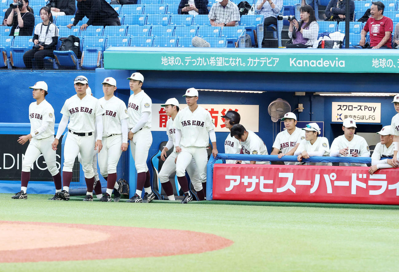 東海大対早大　敗退し整列に向かう早大の選手たち（撮影・鈴木正人）