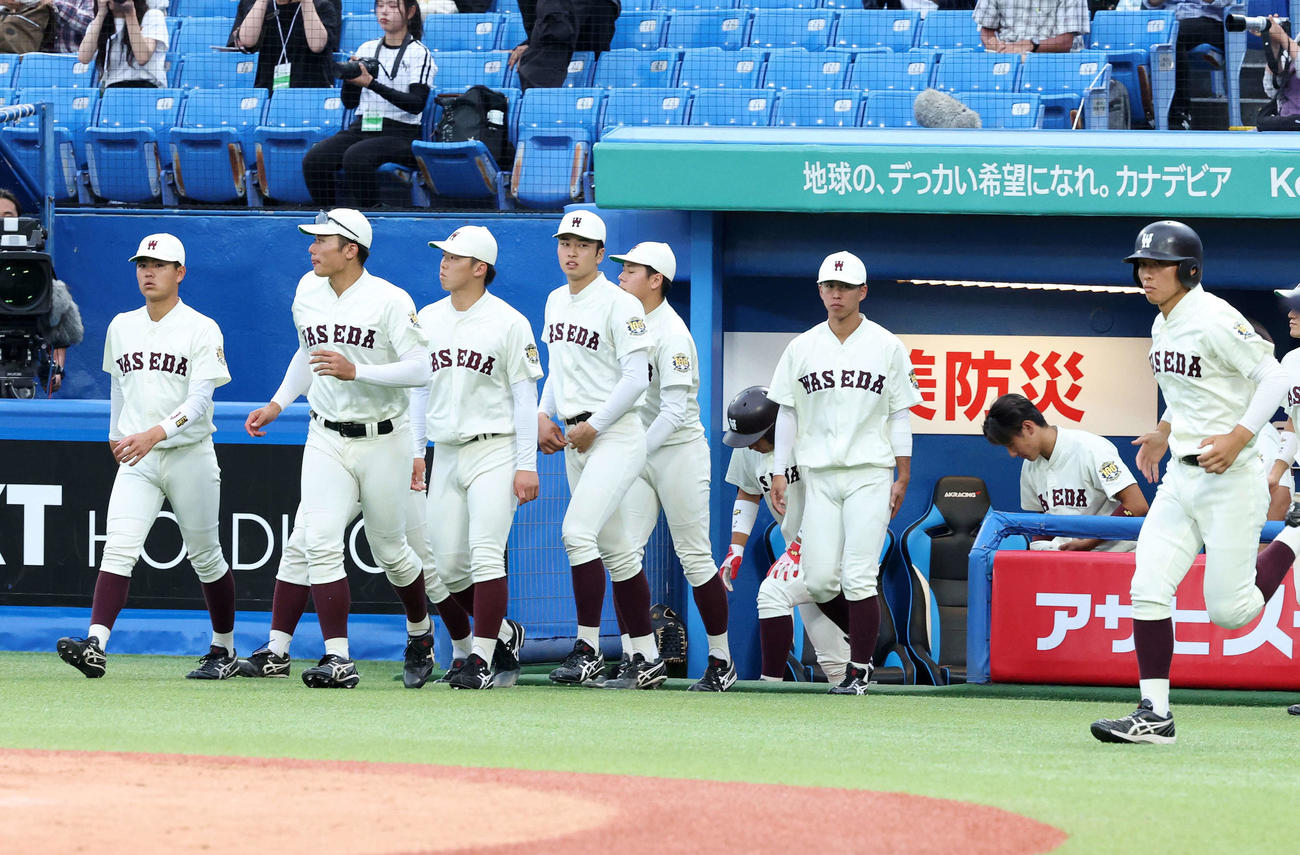 東海大対早大　敗退し整列に向かう早大の選手たち（撮影・鈴木正人）