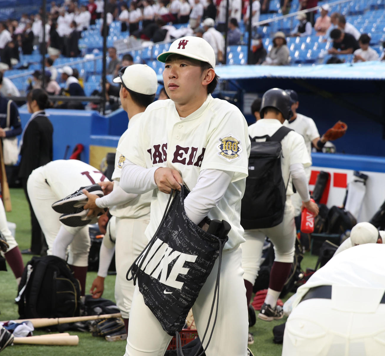 東海大対早大　コールド負けした早大・伊藤樹は引き揚げる（撮影・柴田隆二）