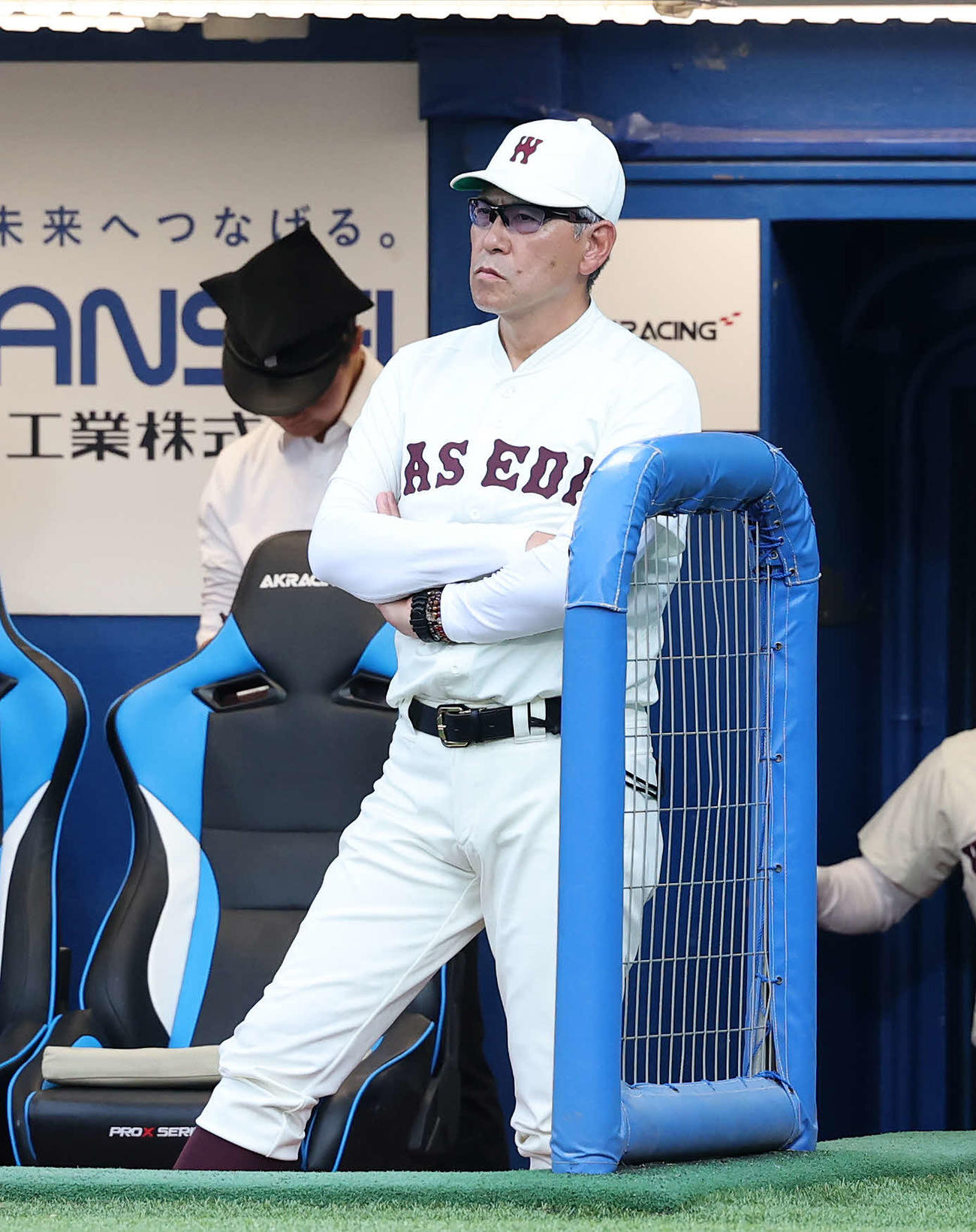 東海大対早大　8回裏、険しい表情で戦況を見つめる小宮山監督（撮影・鈴木正人）