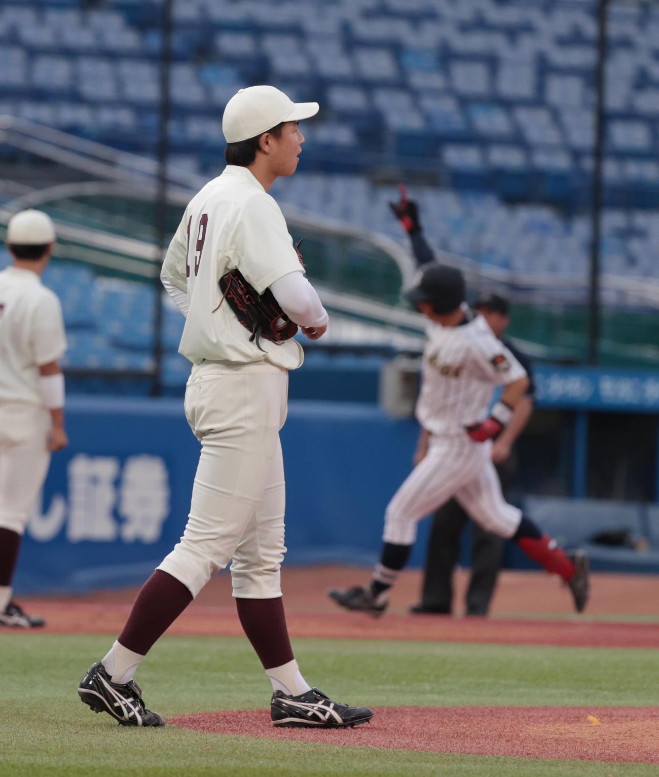 東海大対早大　8回表東海大1死満塁、砂子田陽士に満塁本塁打を浴びた早大・田和（撮影・柴田隆二）