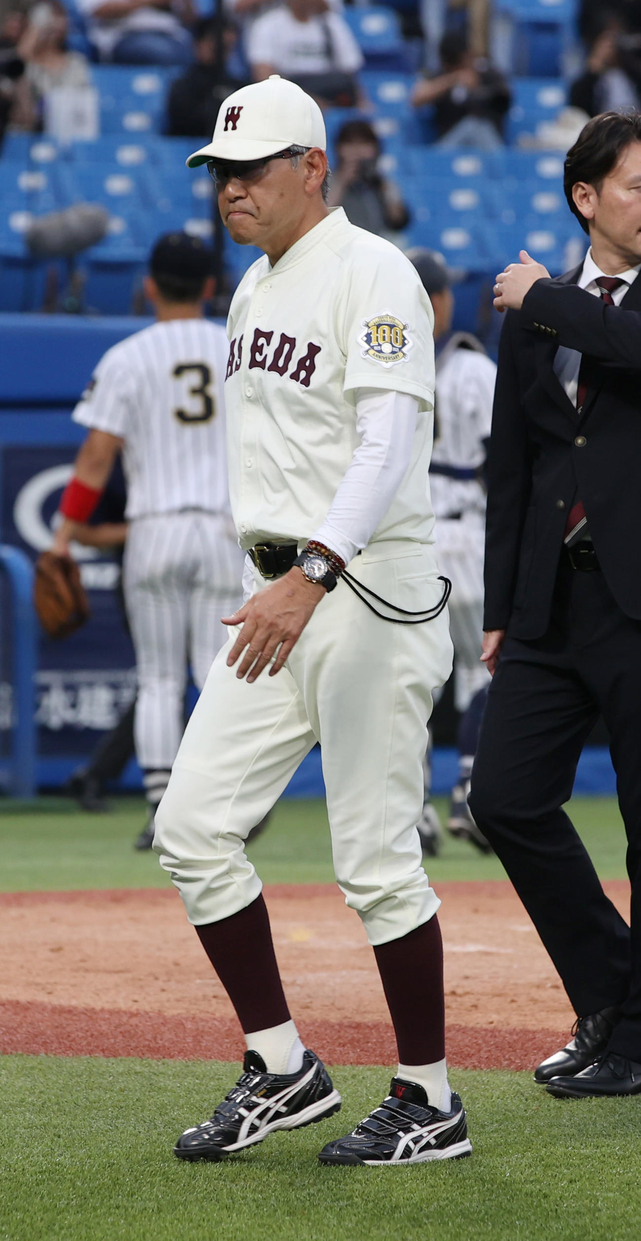 東海大対早大　コールド負けした早大・小宮山監督は引き揚げる（撮影・柴田隆二）