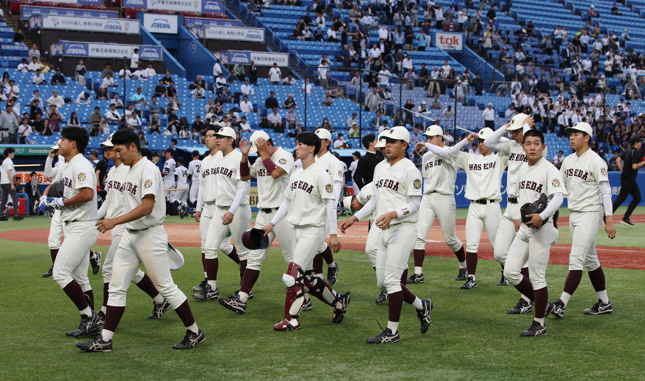 東海大対早大　コールド負けした早大ナインは引き揚げる（撮影・柴田隆二）