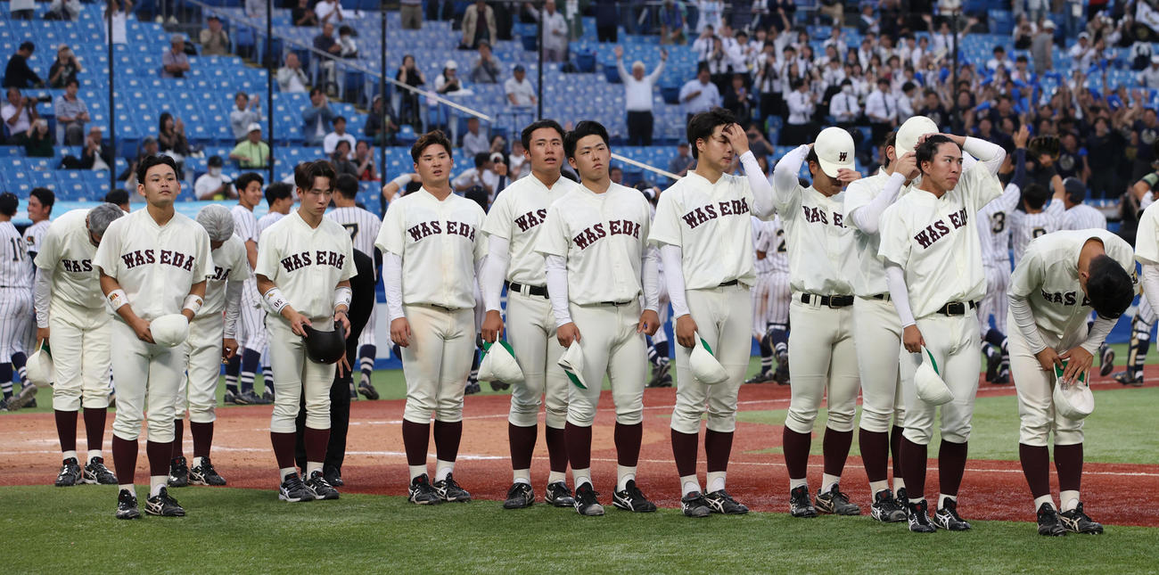 東海大対早大　コールド負けした早大ナインはスタンドに頭を下げる（撮影・柴田隆二）