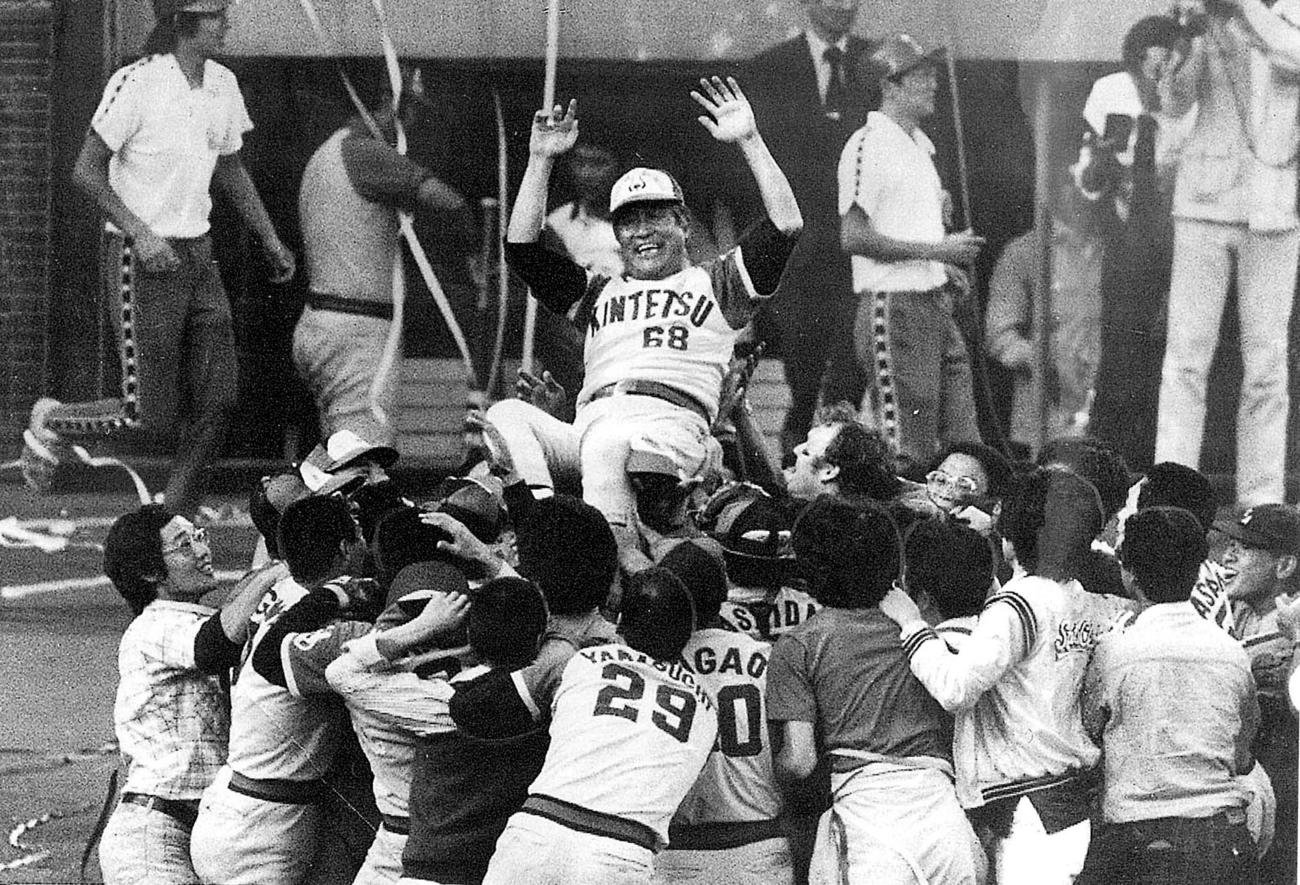 1979年10月16日、パ・リーグプレーオフで後期優勝チームの阪急を破ってリーグ優勝を決め、ナインから胴上げを受ける近鉄・西本幸雄監督
