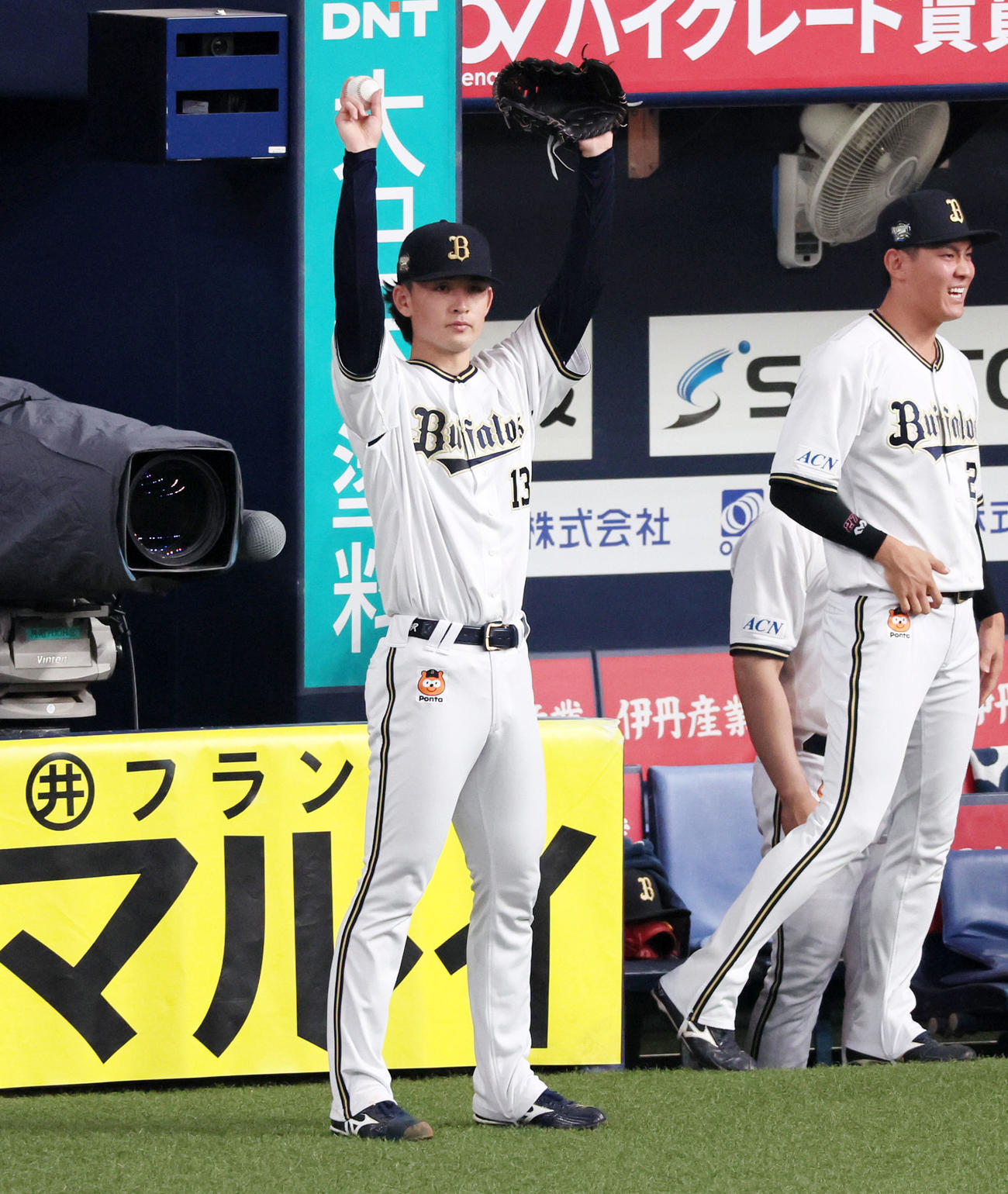 オリックス対巨人　3回裏オリックス1死満塁、森の右越え逆転適時二塁打にベンチ前で両手を上げて喜ぶ寺西（撮影・加藤哉）