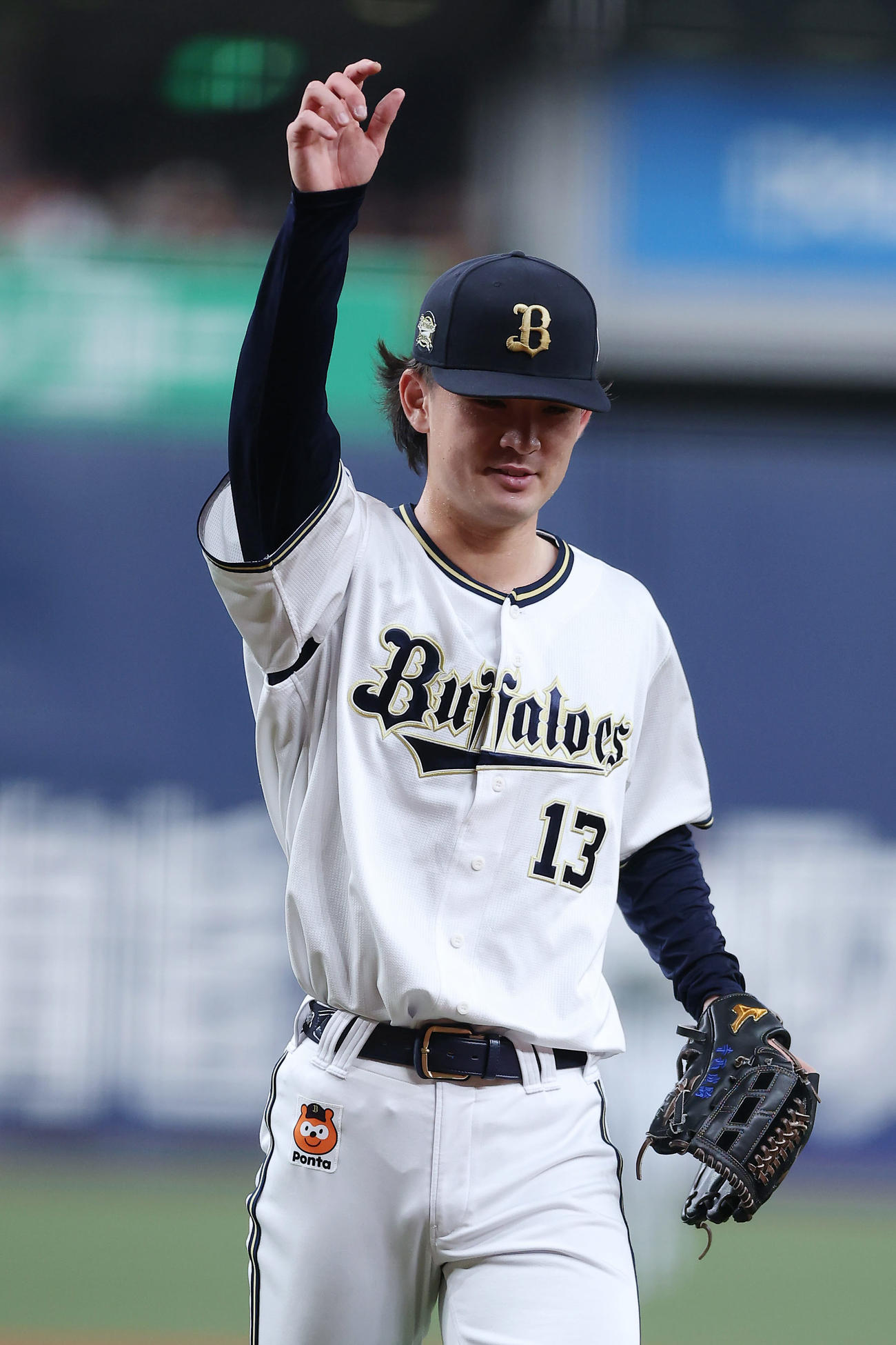オリックス対巨人　1回表を投げ終え、ベンチへ戻るオリックス寺西（撮影・前田充）