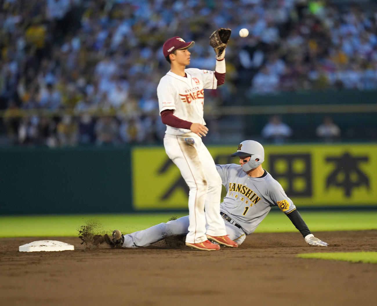 楽天対阪神　3回表阪神2死一塁、二塁盗塁を決める森下（撮影・井上学）