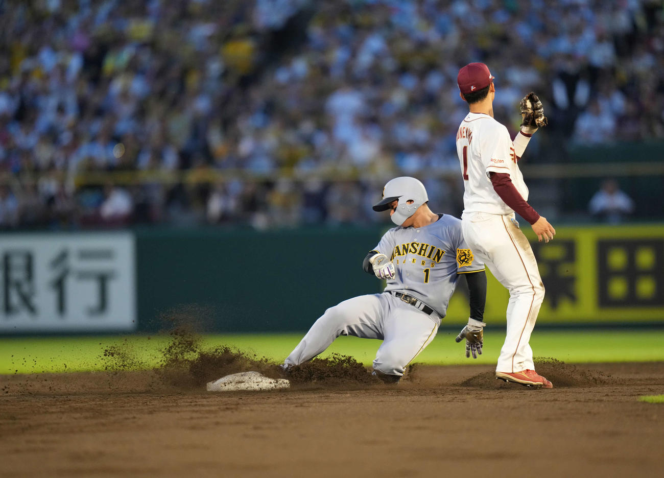 楽天対阪神　3回表阪神2死一塁、二塁盗塁を決める森下（撮影・井上学）