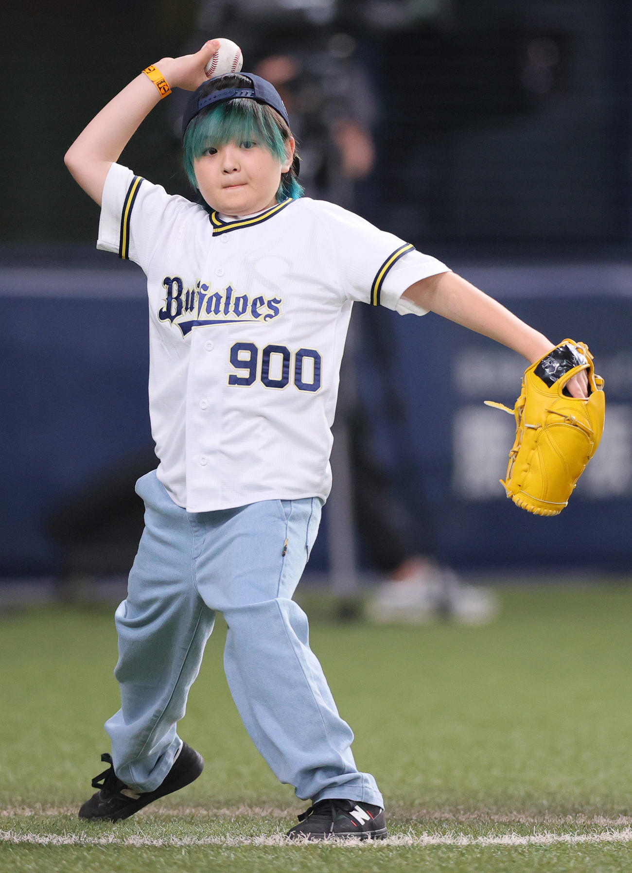 オリックス対巨人　始球式に臨むスケートボーダーの河上恵蒔（撮影・上山淳一）