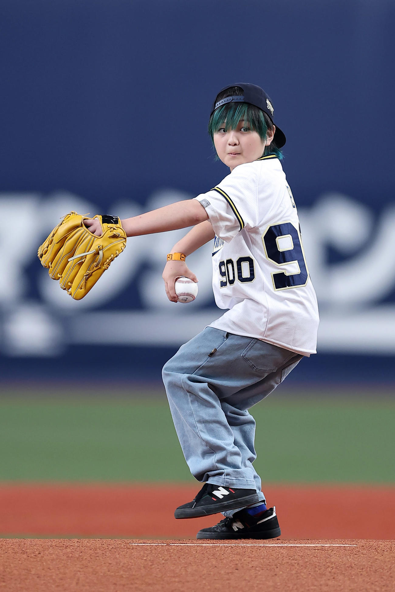 オリックス対巨人　特別始球式を務めるスケートボーダーの河上恵蒔（撮影・前田充）