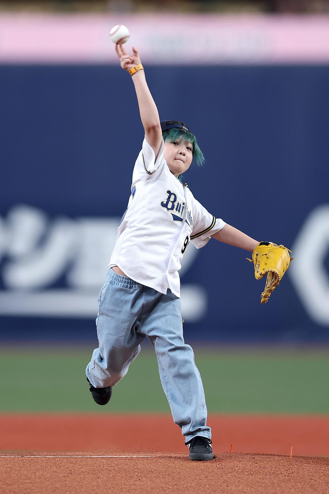オリックス対巨人　特別始球式を務めるスケートボーダーの河上恵蒔（撮影・前田充）