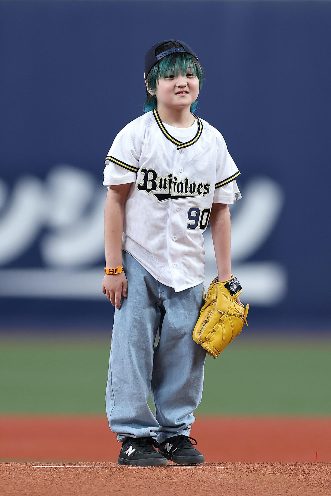 オリックス対巨人　特別始球式を務めたスケートボーダーの河上恵蒔（撮影・前田充）