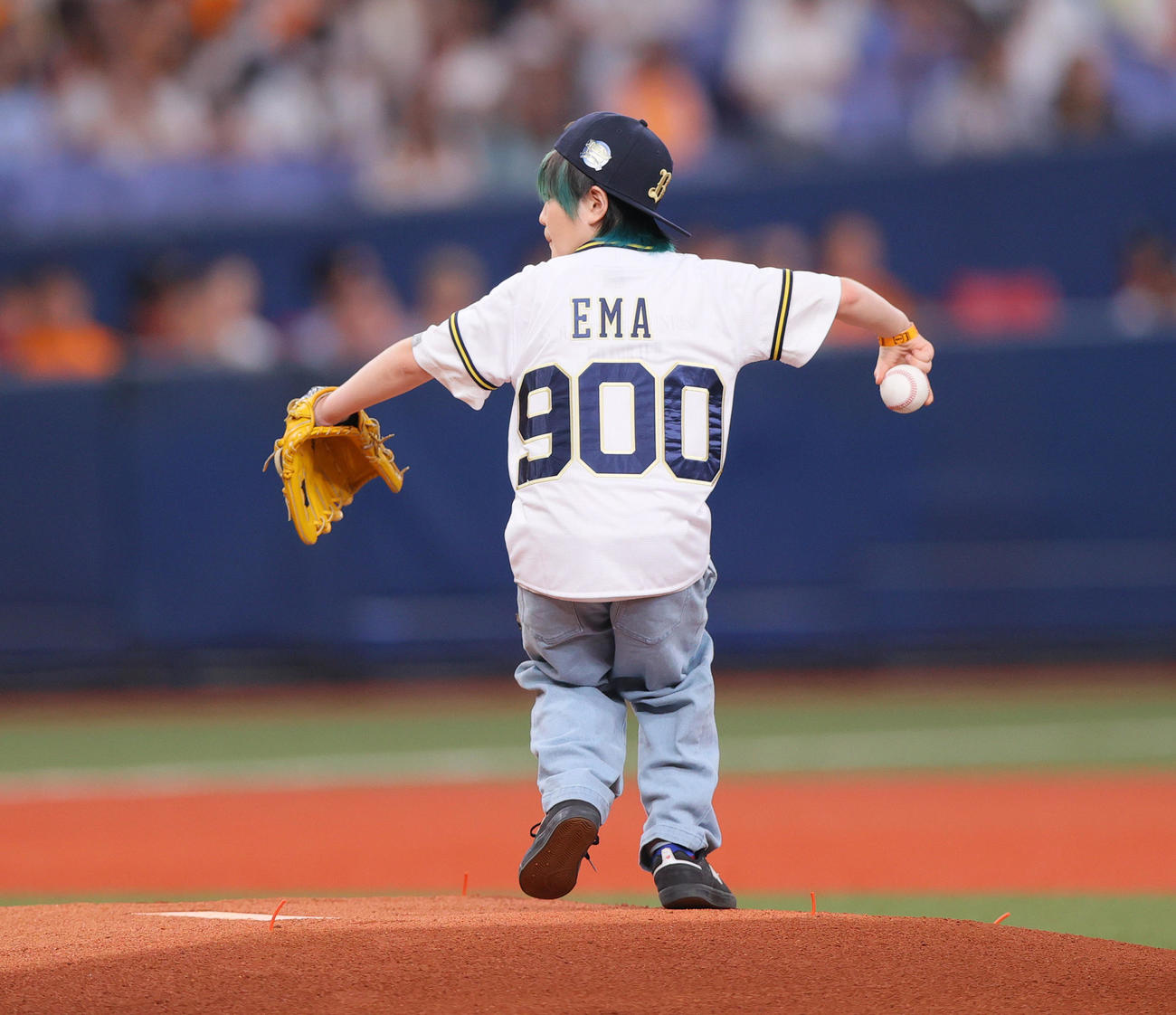 オリックス対巨人　始球式で投球するスケートボーダーの河上恵蒔（撮影・上山淳一）