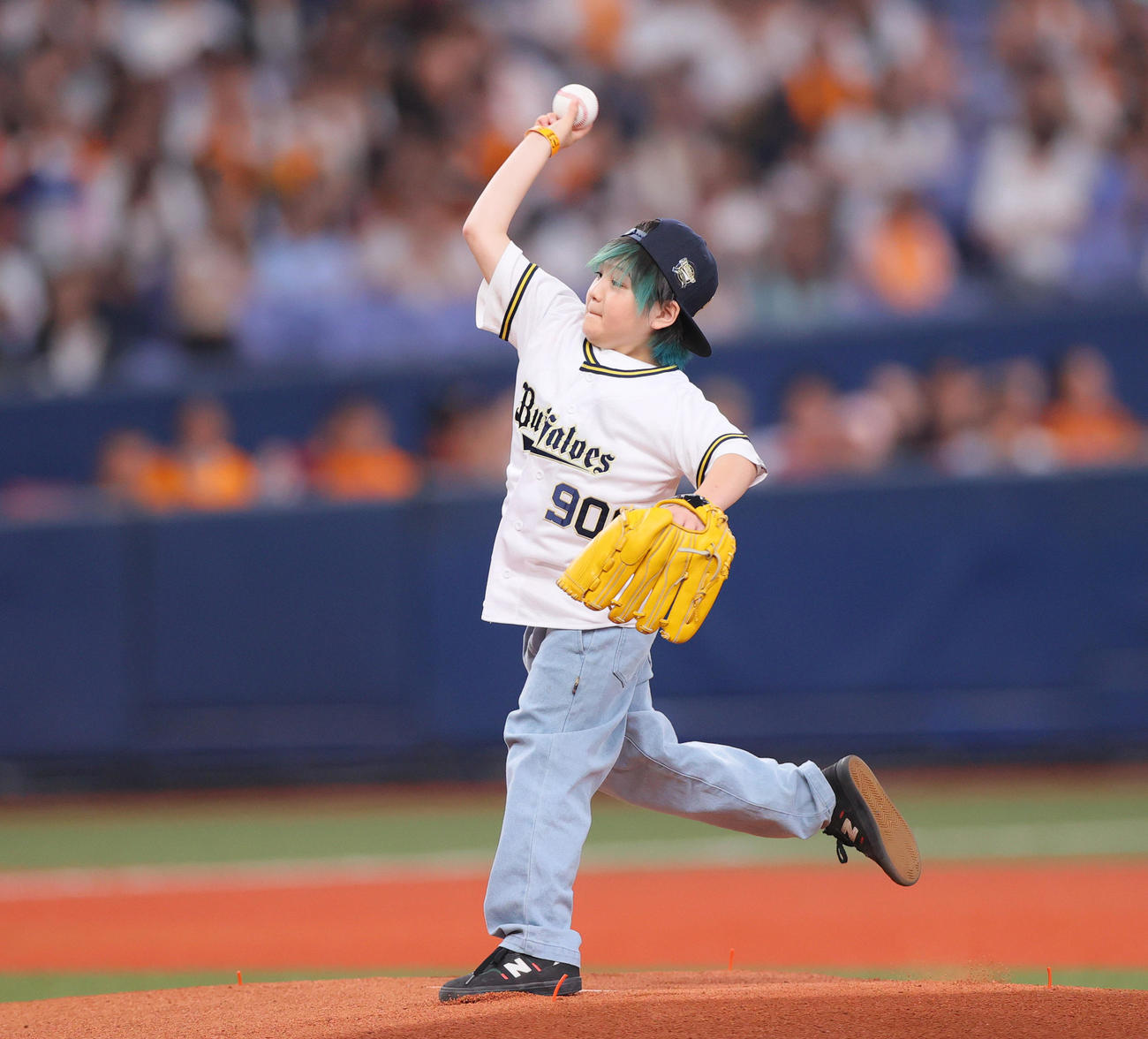 オリックス対巨人　始球式で投球するスケートボーダーの河上恵蒔（撮影・上山淳一）