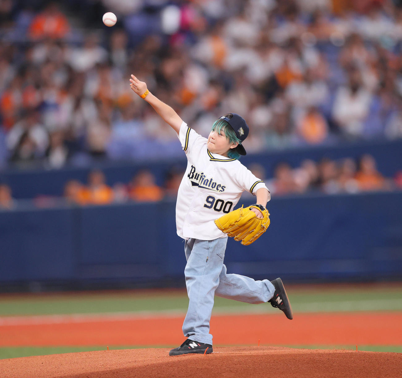 オリックス対巨人　始球式で投球するスケートボーダーの河上恵蒔（撮影・上山淳一）