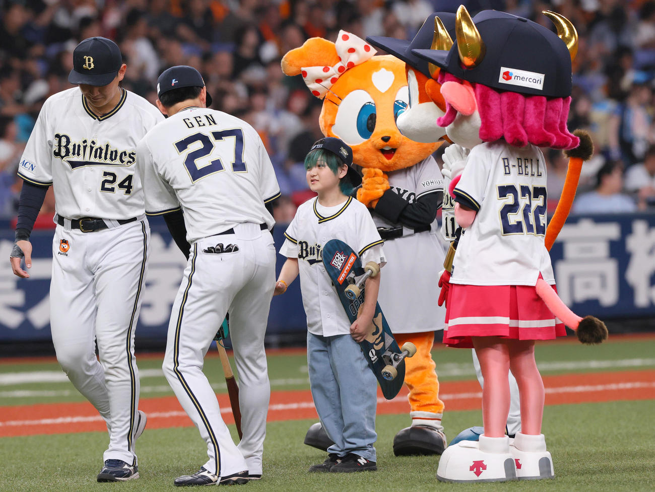 オリックス対巨人　始球式で投球したスケートボーダーの河上恵蒔（中央）（撮影・上山淳一）